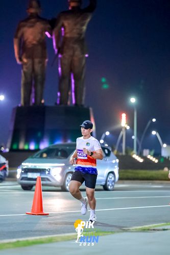 Race photo from PIK NITE RUN 2025