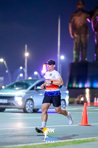 Race photo from PIK NITE RUN 2025