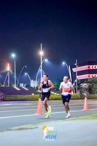 Race photo from PIK NITE RUN 2025