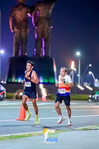 Race photo from PIK NITE RUN 2025
