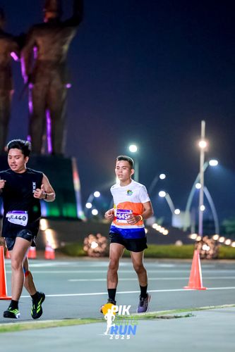 Race photo from PIK NITE RUN 2025