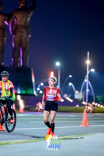 Race photo from PIK NITE RUN 2025