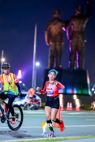 Race photo from PIK NITE RUN 2025