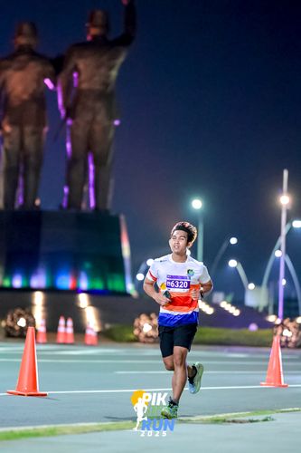 Race photo from PIK NITE RUN 2025