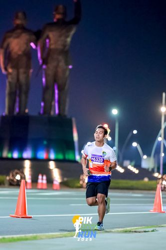 Race photo from PIK NITE RUN 2025