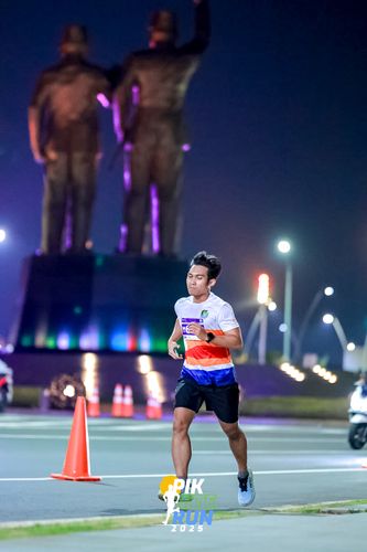 Race photo from PIK NITE RUN 2025