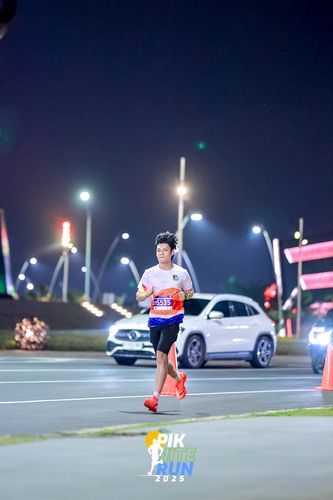 Race photo from PIK NITE RUN 2025