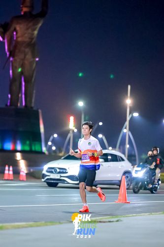 Race photo from PIK NITE RUN 2025