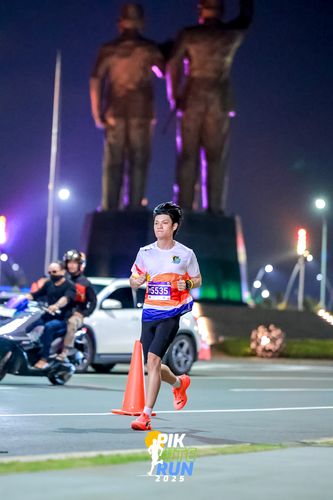 Race photo from PIK NITE RUN 2025