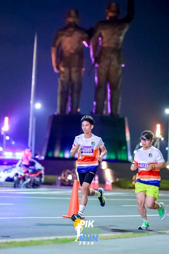 Race photo from PIK NITE RUN 2025
