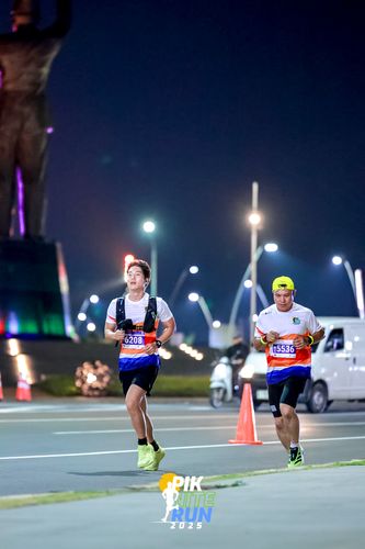 Race photo from PIK NITE RUN 2025