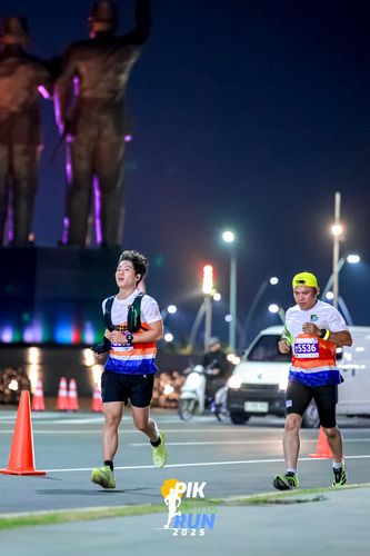 Race photo from PIK NITE RUN 2025