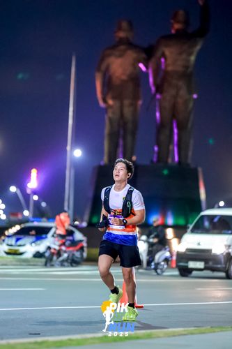 Race photo from PIK NITE RUN 2025