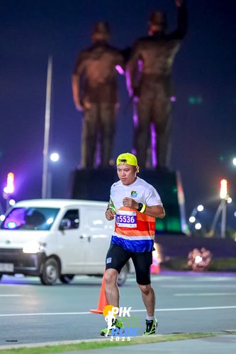 Race photo from PIK NITE RUN 2025