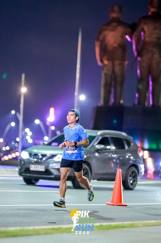 Race photo from PIK NITE RUN 2025