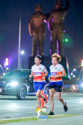 Race photo from PIK NITE RUN 2025