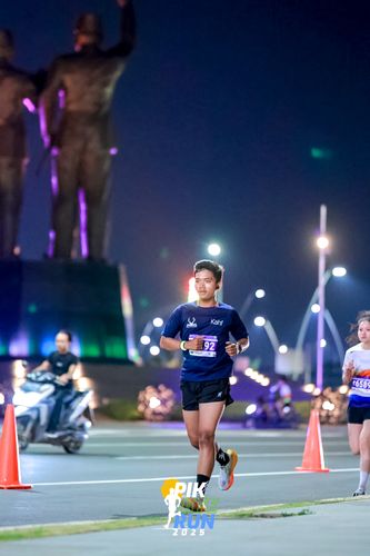 Race photo from PIK NITE RUN 2025