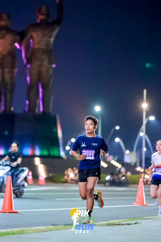 Race photo from PIK NITE RUN 2025