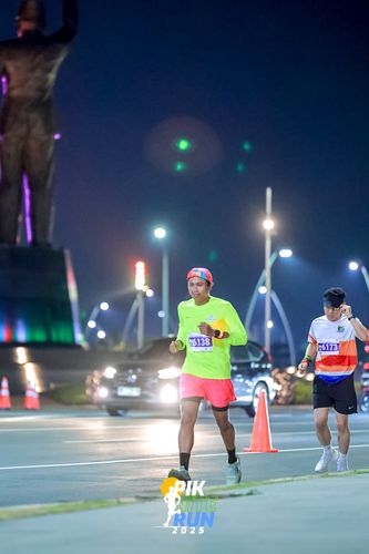 Race photo from PIK NITE RUN 2025