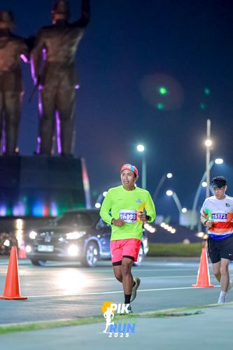 Race photo from PIK NITE RUN 2025