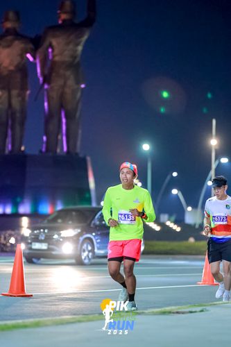 Race photo from PIK NITE RUN 2025