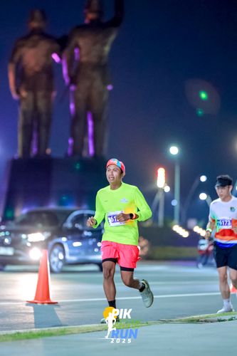 Race photo from PIK NITE RUN 2025