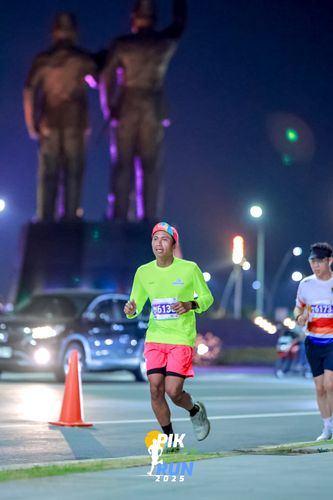 Race photo from PIK NITE RUN 2025