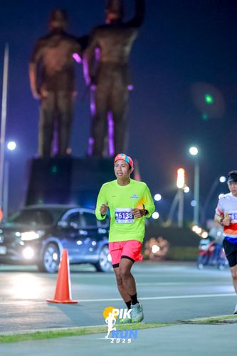 Race photo from PIK NITE RUN 2025