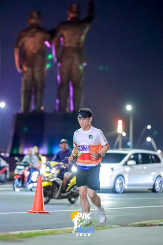Race photo from PIK NITE RUN 2025