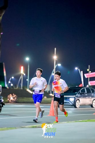 Race photo from PIK NITE RUN 2025