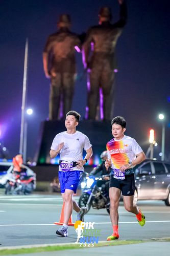 Race photo from PIK NITE RUN 2025