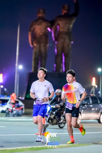 Race photo from PIK NITE RUN 2025