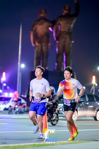Race photo from PIK NITE RUN 2025