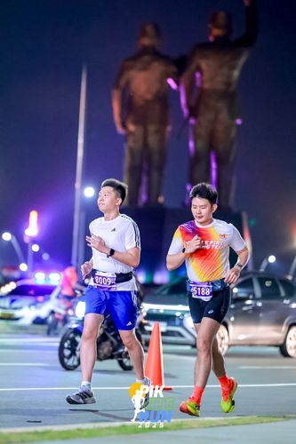 Race photo from PIK NITE RUN 2025