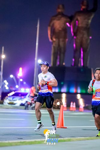 Race photo from PIK NITE RUN 2025