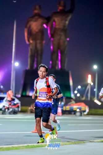 Race photo from PIK NITE RUN 2025
