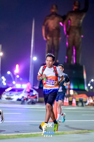 Race photo from PIK NITE RUN 2025
