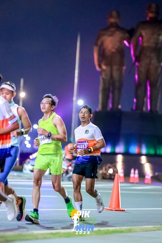 Race photo from PIK NITE RUN 2025