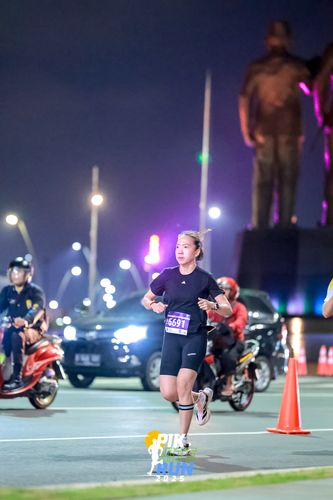 Race photo from PIK NITE RUN 2025