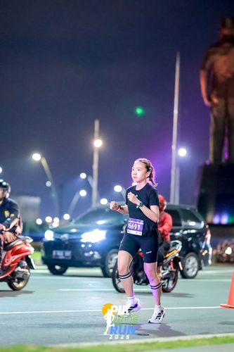 Race photo from PIK NITE RUN 2025
