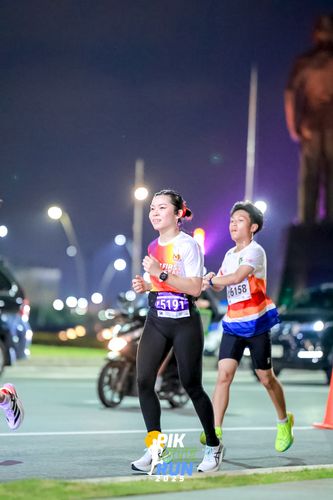 Race photo from PIK NITE RUN 2025