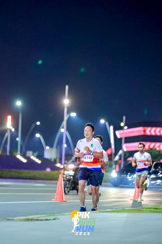 Race photo from PIK NITE RUN 2025