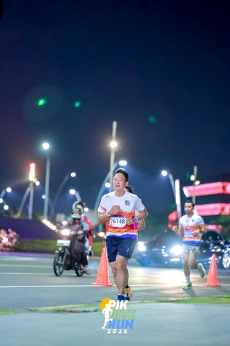 Race photo from PIK NITE RUN 2025