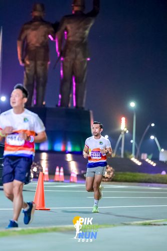 Race photo from PIK NITE RUN 2025