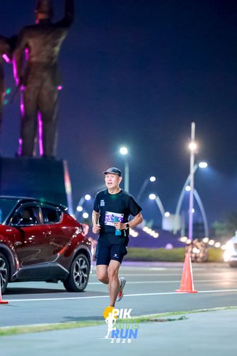 Race photo from PIK NITE RUN 2025