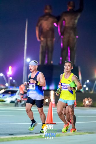 Race photo from PIK NITE RUN 2025
