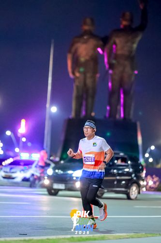 Race photo from PIK NITE RUN 2025