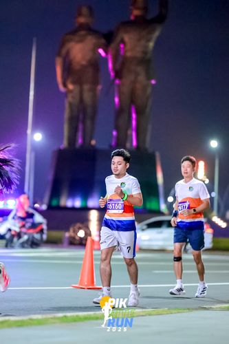 Race photo from PIK NITE RUN 2025