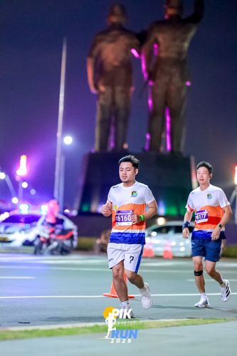 Race photo from PIK NITE RUN 2025