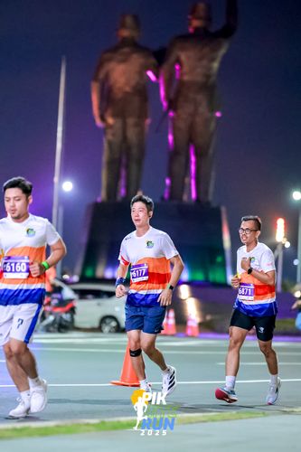 Race photo from PIK NITE RUN 2025